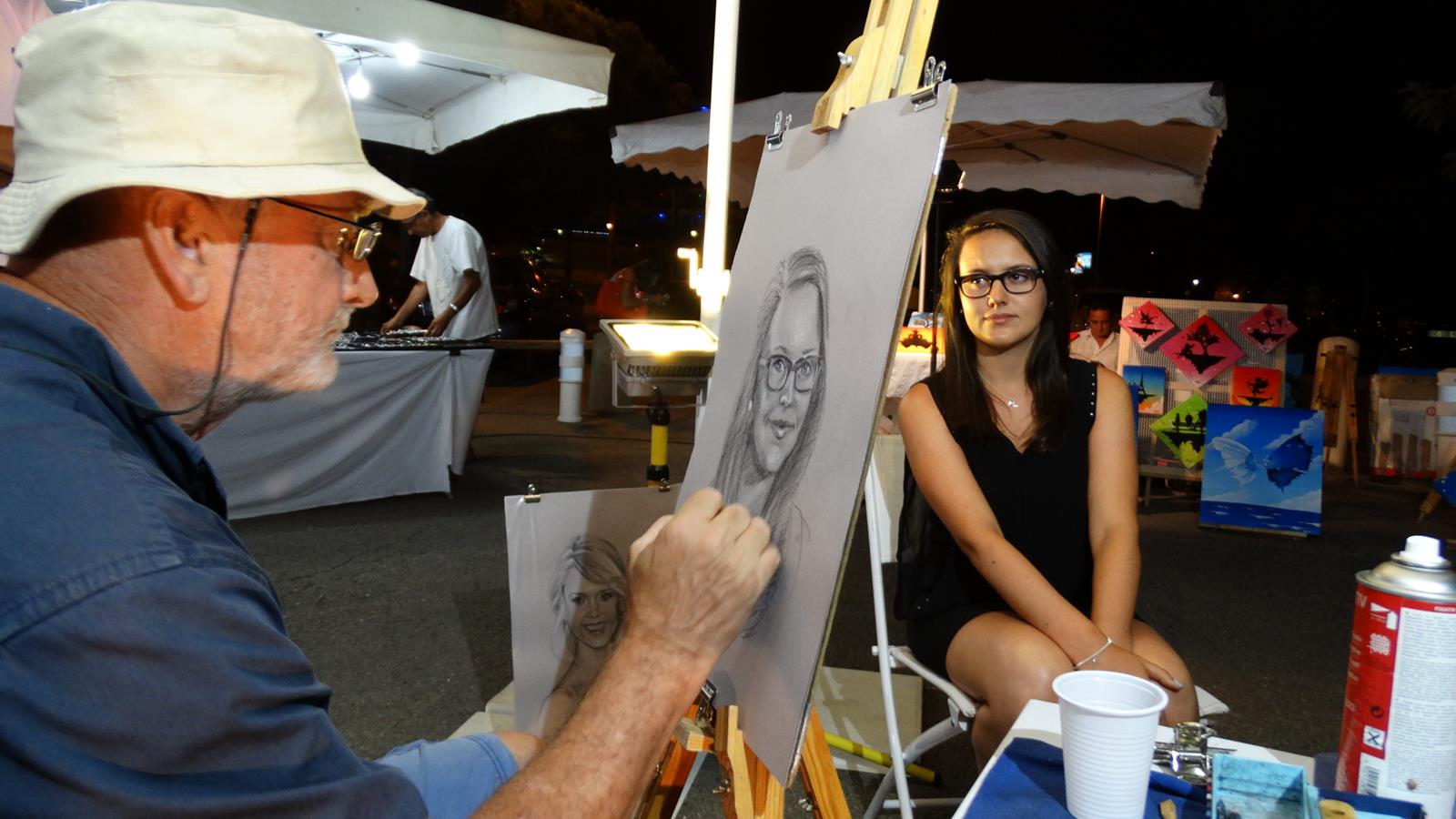 Portraits sur le vif sur un marché nocturne
